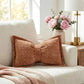🦋Achetez 1, obtenez 1 gratuit！🎀 Coussin décoratif en chenille forme nœud papillon – 30×50 cm, 9 coloris, housse et garnissage inclus, le nœud tout doux qui sublime votre canapé, votre lit ou votre coin lecture 🛋️💕