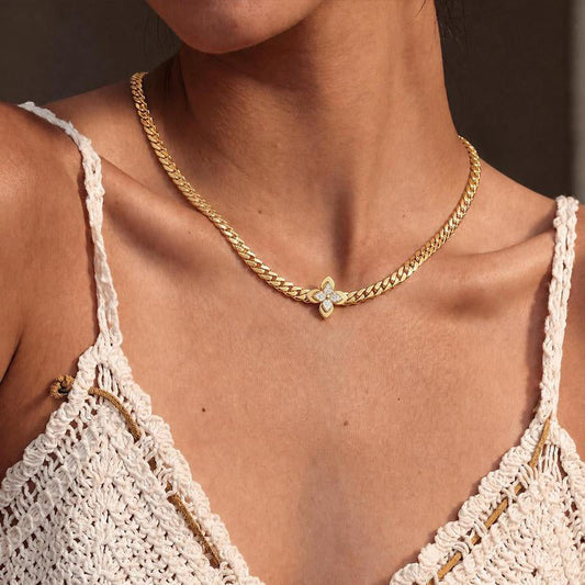 Collier & Bracelet Pendentif Fleur en Acier Inoxydable – Finition Dorée & Zirconium